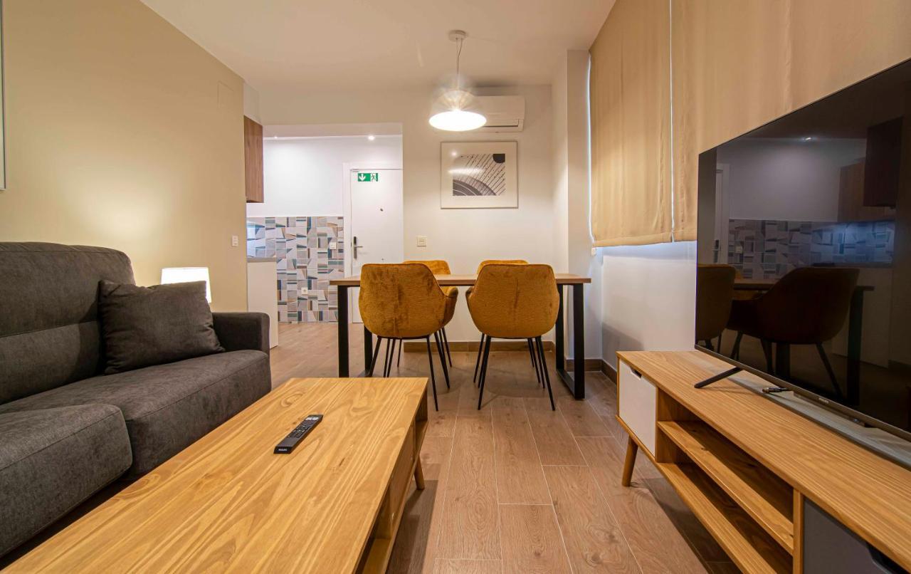 Apartamentos 1 Abril Малага Экстерьер фото