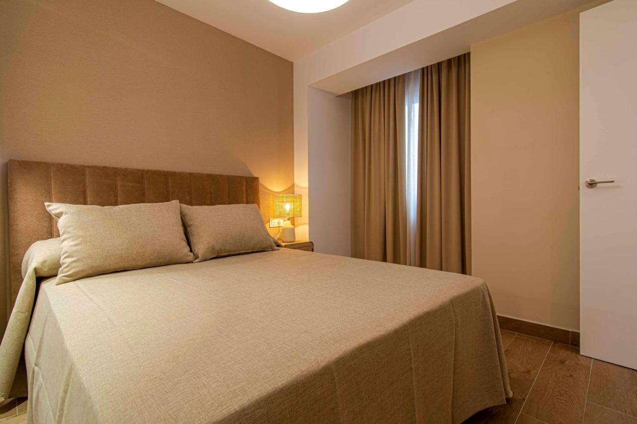 Apartamentos 1 Abril Малага Экстерьер фото