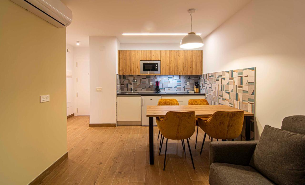 Apartamentos 1 Abril Малага Экстерьер фото