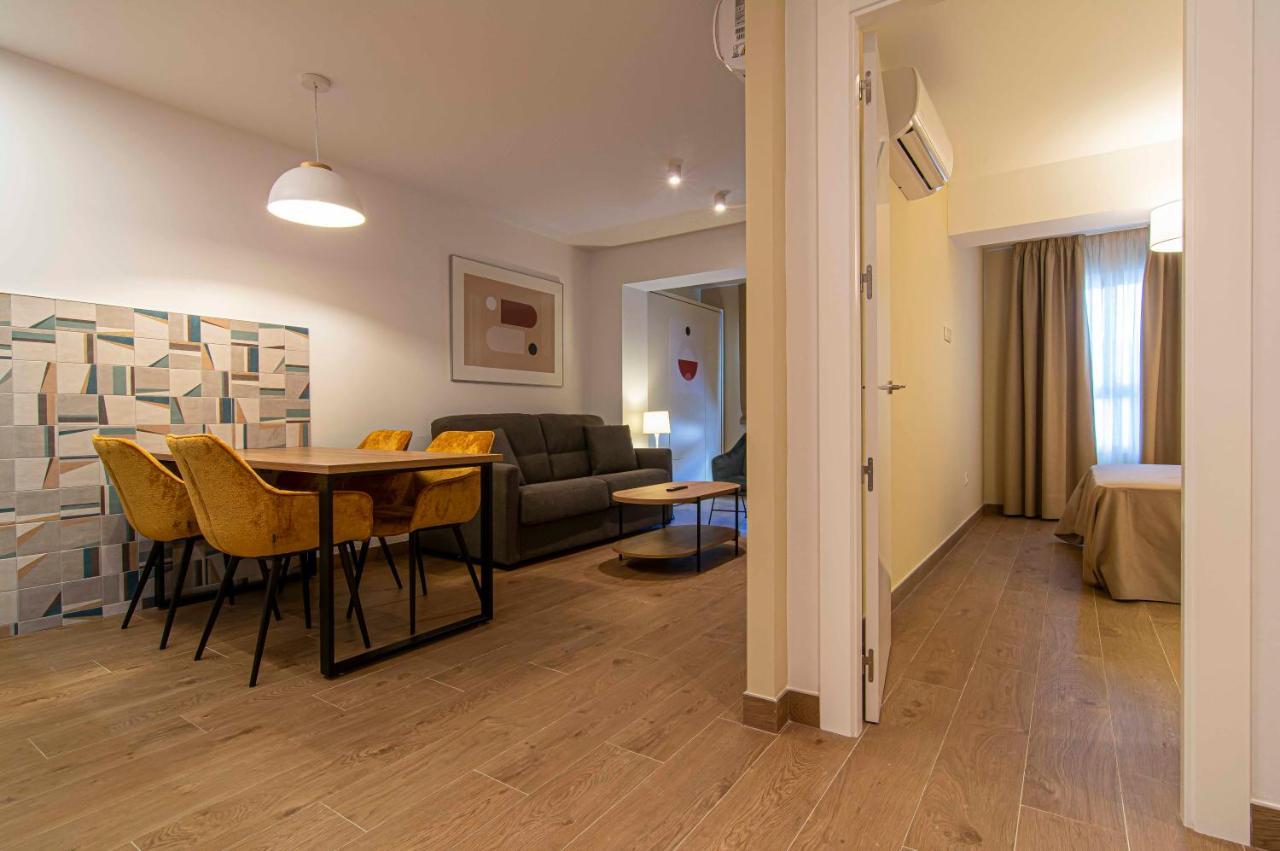 Apartamentos 1 Abril Малага Экстерьер фото